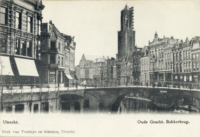 1402 Gezicht op de Oudegracht Weerdzijde te Utrecht met op de achtergrond de Domtoren en op de voorgrond de Bakkerbrug.